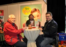 Jan van Ingen (rechts) van P. van Rijn Wamel met Remmelt Groenwold en Evert Walraven van PRI. Jan promootte het nieuwe appelras Lola.
