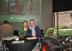 Wendy Palmers en de Nederlandse vertegenwoordiger Maurice Bouwens van SomaTrac. Zij import- en exporteren fruitteeltbenodigdheden en machines