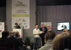 Minister President van Vlaanderen Kris Peeters overhandigd de Fructura Award aan Kristoff Onckelinx van VOS Technics