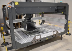 De Solidtec Dual Infeed Manipulator. Een nieuwe ontwikkeling voor het positioneren bij het pelletiseren van zakken. De symetrische constructie maakt het mogelijk de manipulator, om en om, van beide zijden te beladen. Deze methode bespaart de tijd dat de manipulator terug moet draaien vanuit een 180 graden rotatie. 