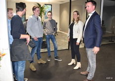 Even bijpraten met KV Techniek. KV Techniek ontwikkeld robots en AGV's. AGV worden gebouwd in de vorm van een zelfrijdende heftruck die palletten en-/of kisten kan oppakken, verplaatsen en kan wegzetten. 