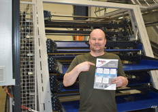 Peter Grinwis van Petech Machinery BV poseert voor de schudsorteerder PT 60.