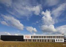 Opvallend en vanaf de snelweg A58 goed zichtbaar.