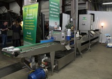 In de grote hal van het bedrijf waren de machines tentoon gesteld. Hier de compacte volautomatische aspergesorteerlijn.