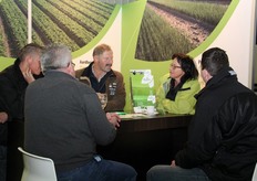 in de stand van Beeren sprak Wim Beeren, met onder andere meneer Bries en Hilde Thijskens