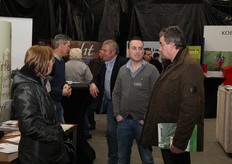 Leo Winkelmolen en Piet Bouten van Nunhems in gesprek met John Beeren en Denny Clauwers