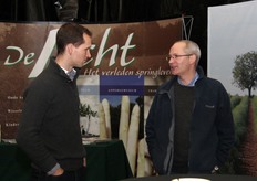 Chris Engels en Paul Greenhalgh, de Engelse dealer van Engels en Christiaens Agro, in de stand van de Locht
