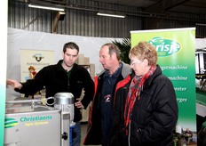 Nick Jacobs van Christiaens geeft uitleg over de aspergemachine