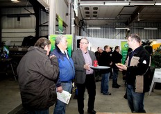 Hans van catering de Zwerfkei voorziet iedereen van hapjes