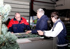 Geïnteresseerden bekijken de preimachine