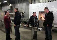 Meneer Peeters van Mertens in gesprek met Piet Beurskens van Limseeds en meneer Peeters in gesprek met Paul Reijnders