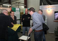 Wim Beeren en meneer Engels in gesprek met Rob van de Beucken