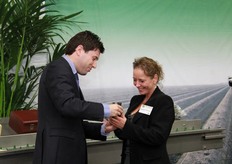 Dhr Minses, loco-burgemeester van de gemeente overhandigt aan Angelique Christiaens een glazen blok met het gemeentelogo van de gemeente Leudel en provincie Limburg erin gegraveerd. Hij vertelde trots te zijn om zo'n bedrijf in zijn gemeente te hebben.