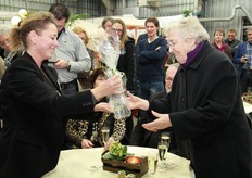 Angelique overhandigt een uitsnede uit RVS aan An Christiaens, haar oma