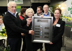 Cadeau van hele familie: alle generaties in RVS, een verwijzing naar de RVS machines van het bedrijf