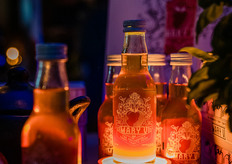 Een neven assortiment met specialties wordt steeds belangrijker voor de AGF-specialist. Mary V tomatensap op smaak met zilt zeewater.