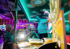 Ton Theunissen in zijn element op de Zespri stand