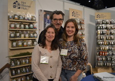 Bij Het Blauwe Huis vroegen ze alvast aandacht voor de markt die ze 23 juni organiseren. Op de foto: Lenny Kruiskamp, Eymert van Manen en Jacqueline Duschak.