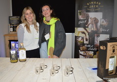 Op het nippertje er toch weer bij: Ginger & Ginger met de gemberdrankjes van Ginger Jack. Marie Mertens en Chloé Zulke.