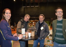 In de stand vooraan de hal kon men bij Bionext voor allerlei vragen terecht. Leonie van der Velden (links) en Joost Koet (rechts) geven bezoekers wat meer informatie over een workshop die later die dag plaats ging vinden.