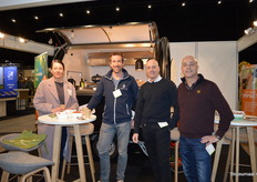 Nog een beursdebutant: Harvest House. Links Sofia Sonneveld van Combilo. Naast haar Jaco Hoogerbrugge (Harvest House), Geert Visker (bio-teler in Vierpolders) en Jaap van den Berg (Harvest House),