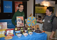 Emile Dercksen wacht bij Madal Bal af welke prijs er dit keer gedraaid wordt.