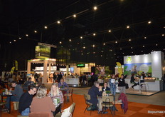 Aan het begin van de hal was er volop ruimte om te lunchen en bij te praten.