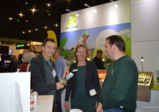 Heleen Bos in een geanimeerd gesprek bij Rijk Zwaan.