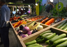 Rijk Zwaan presenteerde het ToBRFV-resistente tomatenras Prospano RZ en een nieuwe lange komkommer, Bonsagan RZ. Deze komkommer heeft een meeldauw- en bontvirusresistentie.