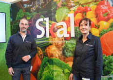 Bij Skal was veel aandacht voor weer een administratieve verandering; het risicobeheersplan. Op de foto: Marinus de Vries en Marieke Velthof.