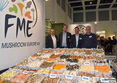Het team van Fresh Mushroom Europe (FME) Arie en Matthijs Verburg, Pieter Lenaerts en Luc van den Aker met het uitgebreide assortiment paddenstoelen en ze zijn tevens nu ook met teelt begonnen