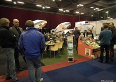 Gerard de Pee links, aan Jan Groen druk in gesprek aan tafel.