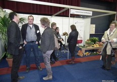 Arie Maris van Control Union Certification in gesprek met de ondernemers van Biotrio.