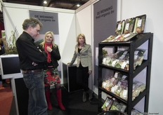 Riegiena Eefsting luistert aandachtig in de stand van De Wenning fresh organic B.V.