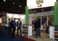 "Tijdens de BioVak werd het startschot gegeven voor De Biokweker (Vroegop Windig). "De Biokweker biedt een volledig biologisch agf-assortiment met een duidelijk verhaal richting de consument. De nauwe samenwerking met de teler en een zo kort mogelijke weg richting de consument staan hierbij centraal", licht Paul Fischer (links) toe. Hij staat te praten met Fons Elsenburg."