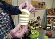 Het schilapparaat op de achtergrond werd vroeger veel gebruikt in bakkerijen om appelen te schillen. Op de voorgrond het eindresultaat.