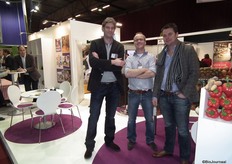 Jeroen Sleijffers en MichaÃ«l Wilde van Eosta, samen met biologische fruitteler Robert Elshof.
