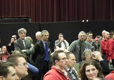 Mike en Joop de Looze en Sjoerd de Hoop luisteren aandachtig naar de speech in het kader van 5 jaar BioVak.