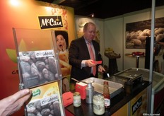 Albert-Jan Smelt bakte net als vorig jaar de hele dag door biologische frietjes van McCain.