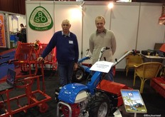 Servicebedrijf Oosterlaan onderscheidt zich op de beurs met hun kleine machines, zoals de SBO schoffelfrees die geschikt is voor gebruik in rijencultuur en openbaar groen. Bij de machine staan Laurens Burgstad (links) en Christian Oosterlaan.