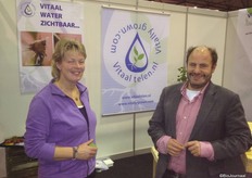 Ineke Moerman en Remy Mosch van Acqua Universo. Op de BioVak is het startschot gegeven voor 'Vitaal telen on tour'. Vitaal Telen is ontwikkeld voor de tuinbouw en is een interactie tussen kweker en vitaal water.