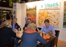 Bij Vitalis Biologische Zaden ging men weer in gesprek aan de welbekende tafel. Links geeft Maarten Vrensen advies en rechts is Marcel van Diemen aan het woord.