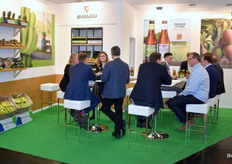 De stand van Fairtrasa was ook goed gevuld, en de bezoekers konden genieten van het eigen gebrouwen bier.