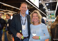 Borrelen bij het paviljoen in hal 5 op woensdagmiddag: Bart Kuin van Bejo Zaden en Annemarie Kruize van De Bolster.