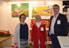 Annelies Timmerman (Ecobulbs) met Ciska en Wim Stoker van Stoker Vogelaar.
