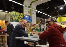 Gerard Versteegh voerde weer vele gesprekken in de stand van Tradin Organic Agriculture. Tradin serveerde een ontbijtje op de stand waarin allerlei ingrediënten waarin zij handelen verwerkt waren (o.a. walnoten, gedroogde frambozen, chocolade enzovoorts).