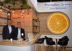 Assaf Jakubovicz en Alexander Thier in de stand van beursdebutant Prodalim Group. Dit in Rotterdam gevestigde bedrijf levert concentraten voor sappen. Ze zien een stijgende lijn in de vraag naar biologisch.