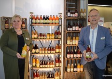 Martine de Jong en Alex Poortinga tonen de bio-sappen van 's Lands Beste. Alex: "Er is steeds meer mogelijk in biologisch."