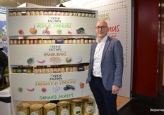 Ruben Bringsken van Baltussen Konservenfabriek met naast hem de nieuwe productlijn van het merk Veggie Factory.