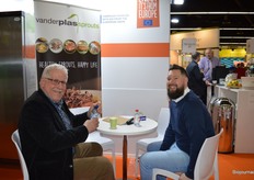 Rechts zit Pepijn van der Plas die alles kon vertellen over de bio-kiemgroenten van Van der Plas Sprouts.